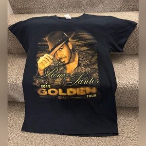 Romeo Santos Golden Tour 2018 Size S 
T-shirt